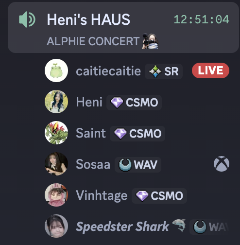 Godforn0w's tweet photo. There's a concert at my haus #thepod #lovesosaa #147cm #cassmissedbeam #niendarkhair #HeniHaus https://t.co/vhGFgILPpq