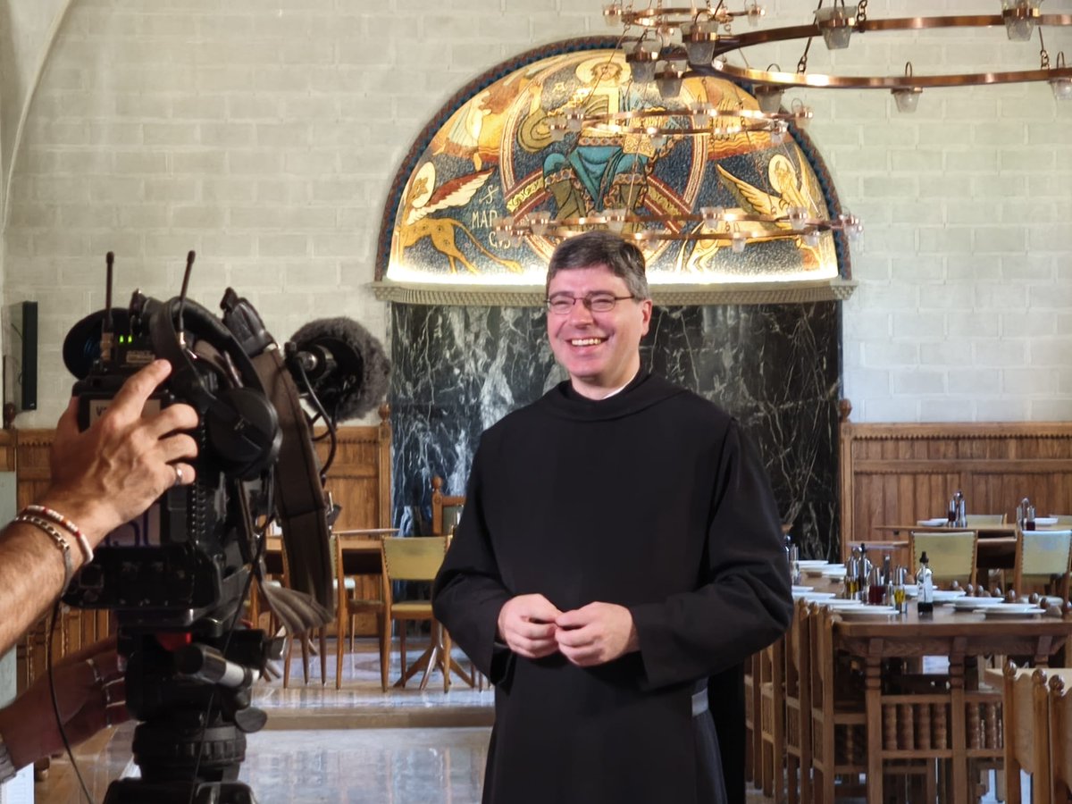 📢 Recuerda, mañana 12 de octubre, festividad de la Virgen del Pilar, Patrona de la #Hispanidad , viajamos a <a href="/montserratinfo/">Abadia de Montserrat</a> , Patrona de #catalunya .
📸Te dejamos el detrás de las cámaras.
📅Domingo 12/10/25
⏰11:30h
📺 <a href="/la2_tve/">La 2</a> <a href="/rtveplay/">RTVE Play</a> <a href="/MediosConfer/">CONFER</a> <a href="/Confepiscopal/">ConferenciaEpiscopal</a>