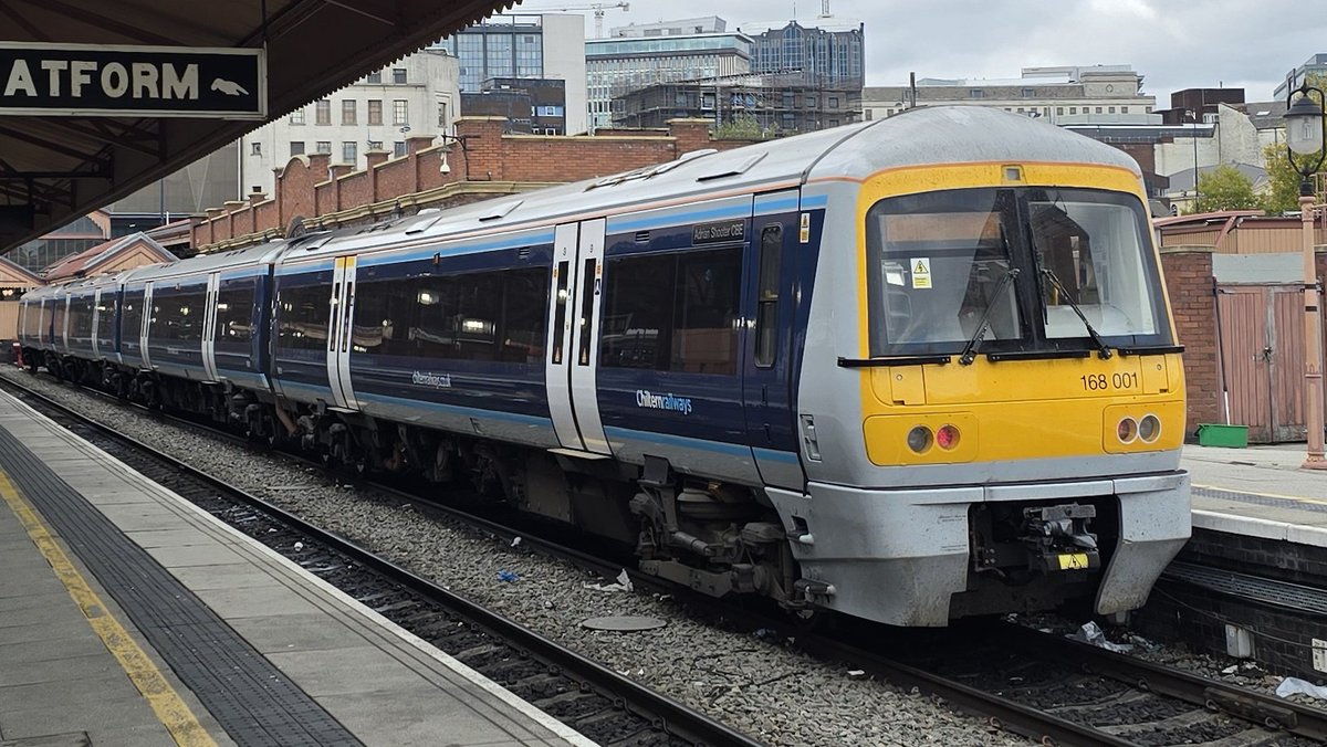 DanSpotter86's tweet image. Heres a shot of @chilternrailway Class 168001 seen here at Birmingham Moor Street Station on 10/10/25. #ChilternRailways #Class168 #Birmingham #WestMidlands #networkers