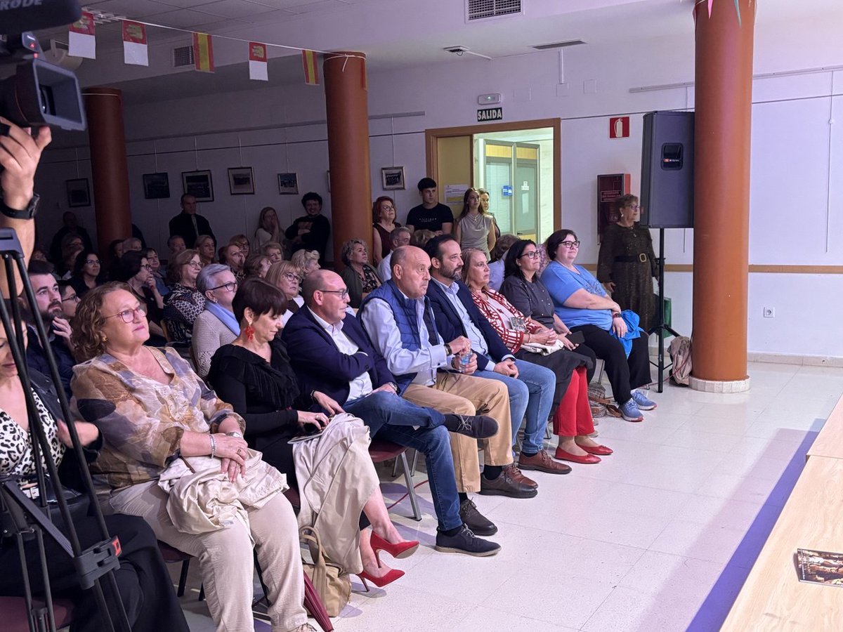 ABUnidasPodemos's tweet photo. 🎉 Ayer Nieves Navarro asistió al emotivo pregón de las #FiestasBarrioDelPilar en el C.S.C. José Oliva.
Gracias a Manolo y su junta por una tarde llena de música, folklore y emoción.

#UnidasPodemos https://t.co/ypvDdFgQ6a