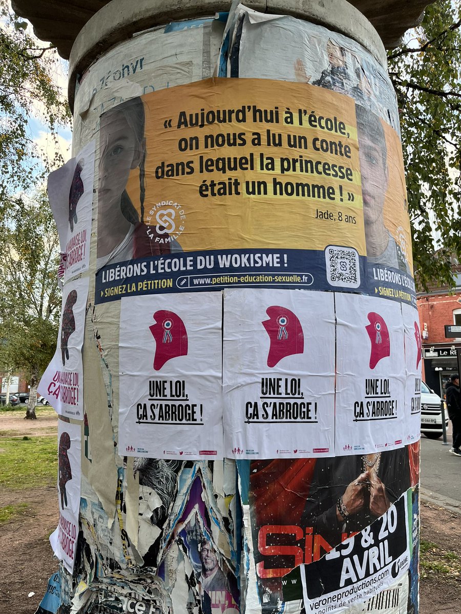 EveFlament's tweet image. Place de la Fraternité qui n’a jamais aussi mal porté son nom ! Pourquoi les gens ne s’occupent pas d’abord de leur cul avant de celui des autres ? Si la religion c’est ça, ça me conforte dans mon athéisme ! #République #Liberté #Egalité #Fraternité #Roubaix
