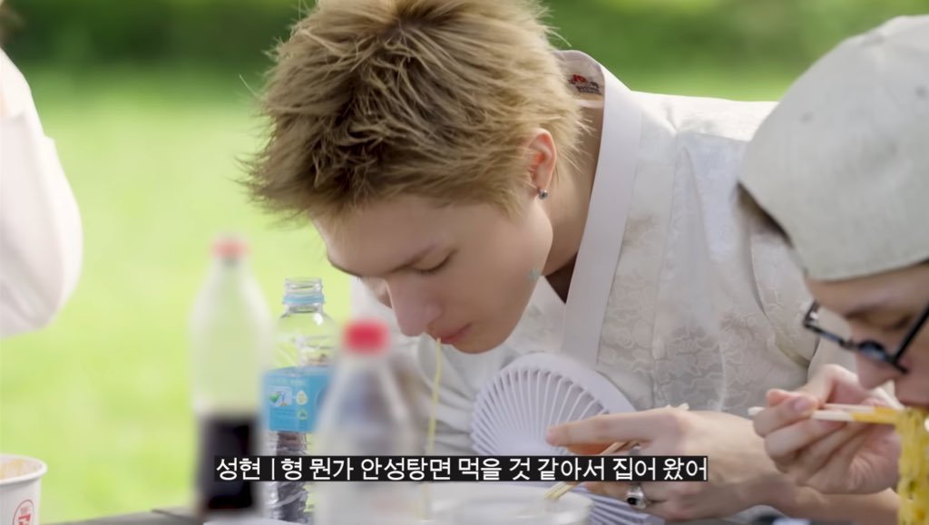 eompongker's tweet photo. 근디 이제 이 말에서 엄성현 성격 보임…
생색 하나 안 내고 걍 그럴 거 같아서~ 이거라서 성현이 덤덤한데 둔하지 않코 섬세한 캐릭터같애♡︎ https://t.co/ZDoPtHjnBf