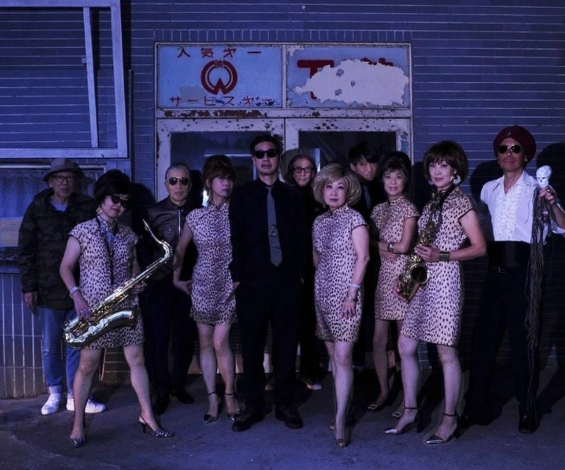 WebVANDA's tweet image. 【最新レビュー★ザ・スクーターズ『Listen』】
今年2月にその活動の集大成となる6枚組コンプリートボックスを発売し話題となった、ザ・スクーターズが新曲『Listen』を7インチアナログシングルで10月22日にリリースする。ここでは収録曲を解説する＞webvanda.com/2025/10/listen…
#スクーターズ #信藤三雄