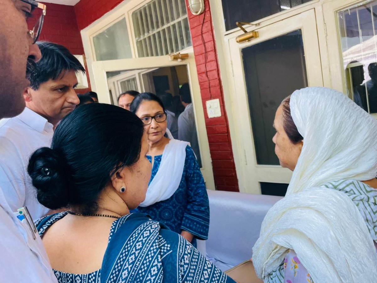 DeependerSHooda's tweet image. वरिष्ठ आईपीएस अधिकारी ADGP वाई. पूरन कुमार जी के असामयिक निधन पर आज चंडीगढ़ स्थित उनके आवास पर पहुंचकर श्रद्धांजलि अर्पित की और शोक संतप्त परिवार से मिलकर संवेदनाएं व्यक्त की।

न्याय की इस लड़ाई में हम पीड़ित परिवार के साथ।

प्रतिनिधिमंडल में साथ पूर्व प्रदेश अध्यक्ष चौ.…