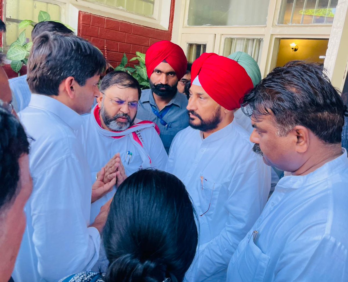 DeependerSHooda's tweet image. वरिष्ठ आईपीएस अधिकारी ADGP वाई. पूरन कुमार जी के असामयिक निधन पर आज चंडीगढ़ स्थित उनके आवास पर पहुंचकर श्रद्धांजलि अर्पित की और शोक संतप्त परिवार से मिलकर संवेदनाएं व्यक्त की।

न्याय की इस लड़ाई में हम पीड़ित परिवार के साथ।

प्रतिनिधिमंडल में साथ पूर्व प्रदेश अध्यक्ष चौ.…