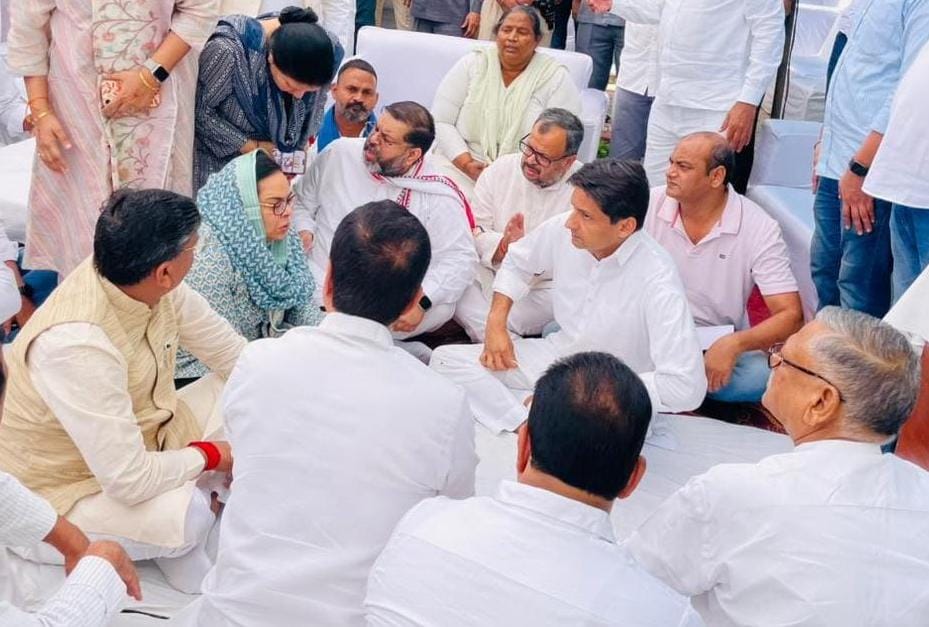 DeependerSHooda's tweet image. वरिष्ठ आईपीएस अधिकारी ADGP वाई. पूरन कुमार जी के असामयिक निधन पर आज चंडीगढ़ स्थित उनके आवास पर पहुंचकर श्रद्धांजलि अर्पित की और शोक संतप्त परिवार से मिलकर संवेदनाएं व्यक्त की।

न्याय की इस लड़ाई में हम पीड़ित परिवार के साथ।

प्रतिनिधिमंडल में साथ पूर्व प्रदेश अध्यक्ष चौ.…