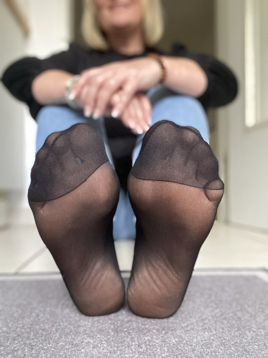 lina_Hi83's tweet photo. Da sind sie wieder, die Nylons die du so liebst. Der einzigartige Geruch… Los schnapp sie dir, aber nur, wenn du es dir leisten kannst 💶@nylon_seduction @rt_feet @FeetForumArea @Feetcentral13 @rt_feet @rt_domm @ass_andfeet01 @rt_domm @rt_feetpromo @FeetToesSoles https://t.co/p3NYyPXL6Q