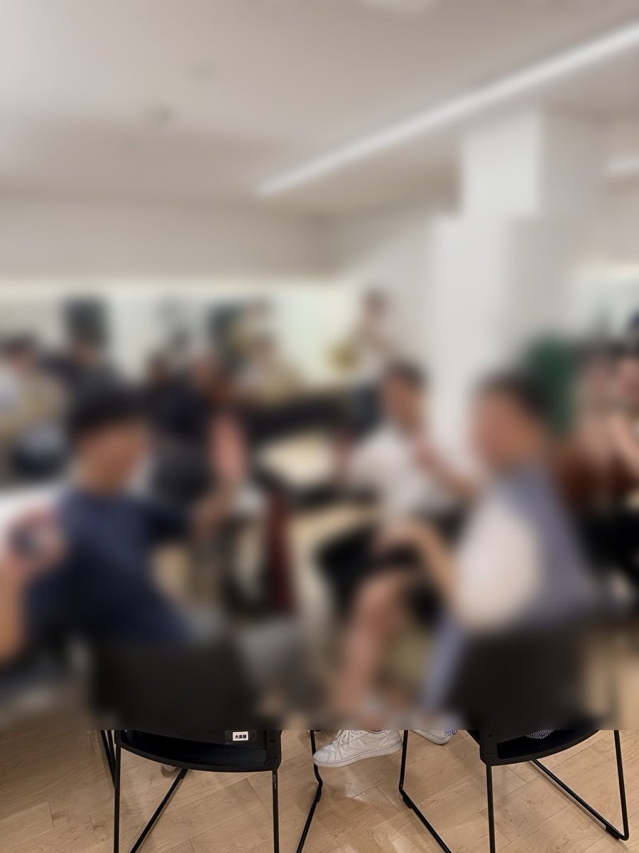 いよいよ前日練習！
昼間はいつもの練習場所で練習。そこから移動して夜は本番のホールで練習です🎶楽屋の待機中の様子😍