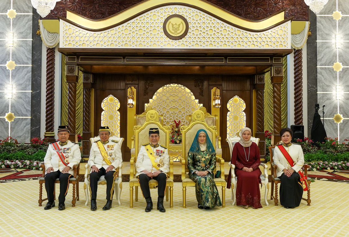 Syukur dan setinggi-tinggi tahniah saya ucapkan kepada isteri tercinta, Dato Angelina Celestine Ujang, yang dianugerahkan Darjah Yang Amat Mulia Bintang Sarawak, Panglima Setia Bintang Sarawak (P.S.B.S.) yang membawa gelaran Dato, di Kuching petang ini.

Penganugerahan ini