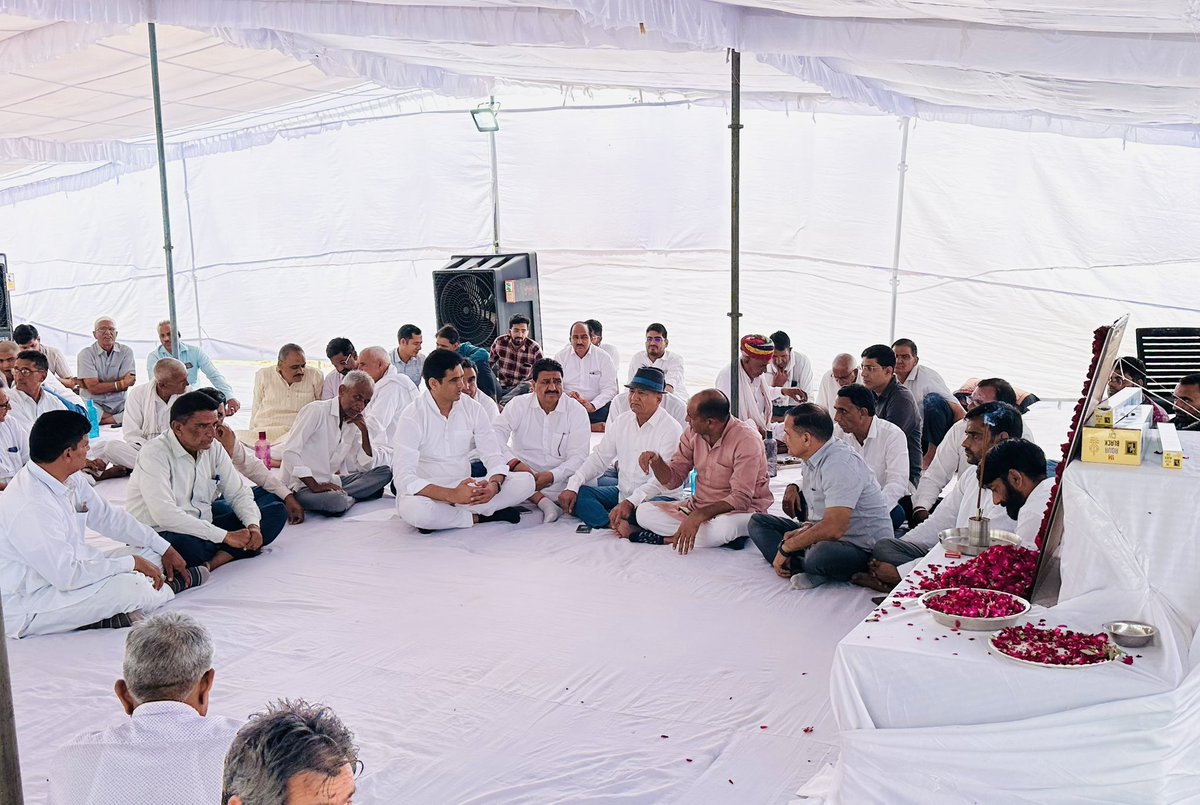 कुचामन सिटी में प्रतिष्ठित व्यापारी श्री रमेश रूलानियां जी के हत्याकांड की घटना प्रदेश में बढ़ते अपराध और भय के माहौल की भयावह तस्वीर प्रस्तुत कर रही है। 

आज कुचामन पहुंच कर श्री रमेश जी की तस्वीर पर पुष्पांजलि अर्पित कर उनकी आत्मा की शांति की प्रार्थना की तथा परिजनों को इस असीम