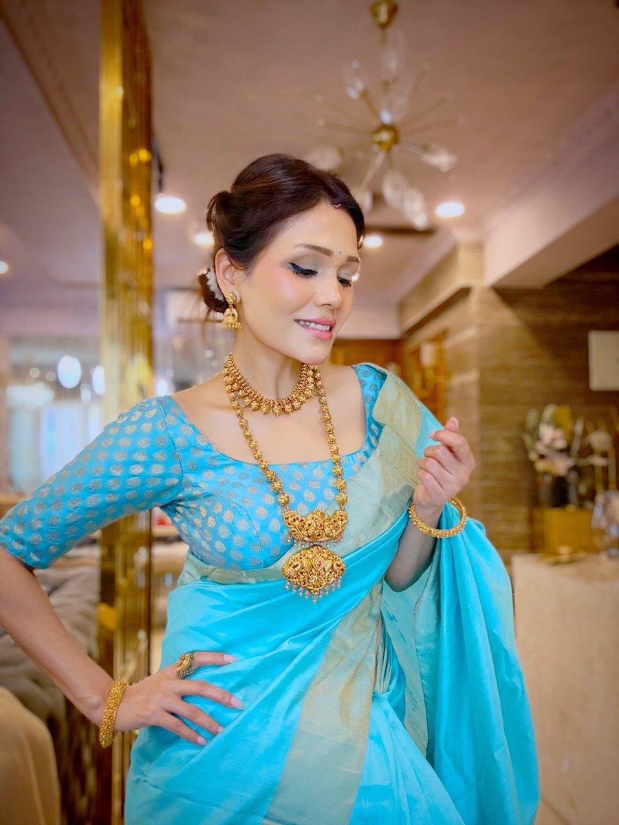 My Karwachauth look this year🩵 1-10 ? 

I just Loooooove wearing sarees🤌🏻  

#karwachauth #look #indian #attire #saree #sareelove❤️