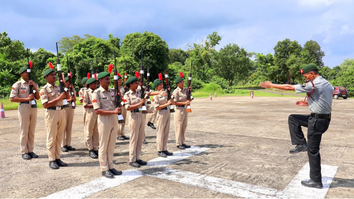Spearcorps's tweet image. #AssamRifles under #SpearCorps commenced a two-week Weapon Drill Training Capsule for #NCC cadets of Ambedkar College, Fatikroy at Radhanagar #Tripura, on 09 October 2025.
#SpearCorps के तहत #AssamRifles ने 09 अक्टूबर 2025 को #Tripura के Radhanagar में Fatikroy स्थित अंबेडकर…