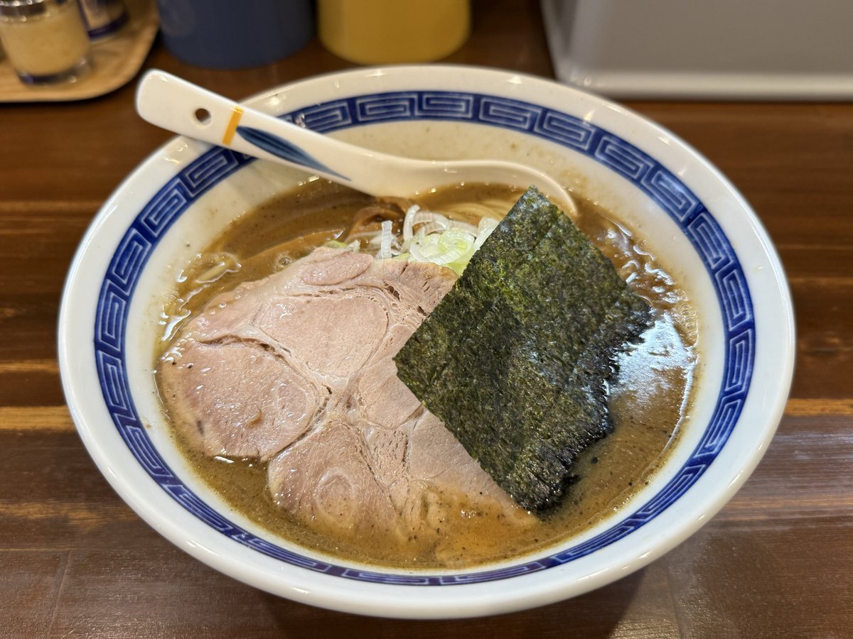 maaminraamen's tweet image. 千葉県鎌ヶ谷市 鎌ヶ谷駅徒歩6分
【麺屋 青】さん🍜

『ラーメン（200g）』

煮干しや節の風味の良さを動物系素材が下支えしているスープ🐟🐖✨
口当たりはまろやかで、優しくじんわり染み渡る感じ💕
やや長めで啜りごたえのある麺も #うまーみん 😋…
