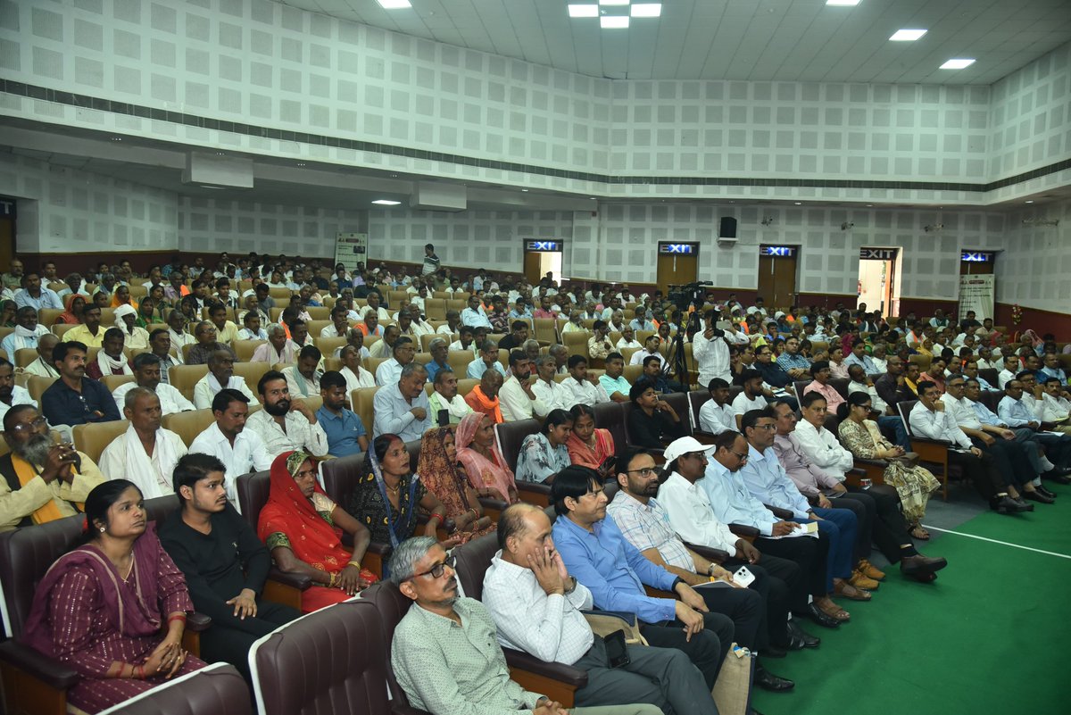JPSRathoreBJP's tweet image. कार्यक्रम में प्रमुख सचिव सहकारिता, प्रमुख सचिव कृषि, सचिव कृषि, रजिस्ट्रार सहकारिता एवं कृषि व सहकारिता विभाग के अन्य अधिकारीगण तथा कृषक बंधु रहे।
@narendramodi @AmitShah @JPNadda @myogiadityanath @Bhupendraupbjp @idharampalsingh @BJP4India @BJP4UP
@spshahibjp
#BJP4IND #PMModiji…