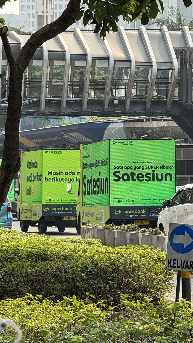 oGiselte's tweet image. kalo di stasiun kira2 jual sate gak ya? maav humor ku rendah, tapi lumayan banget ini bisa dapet 50rb modal foto mobil superbank ini abis itu upload ke ig story