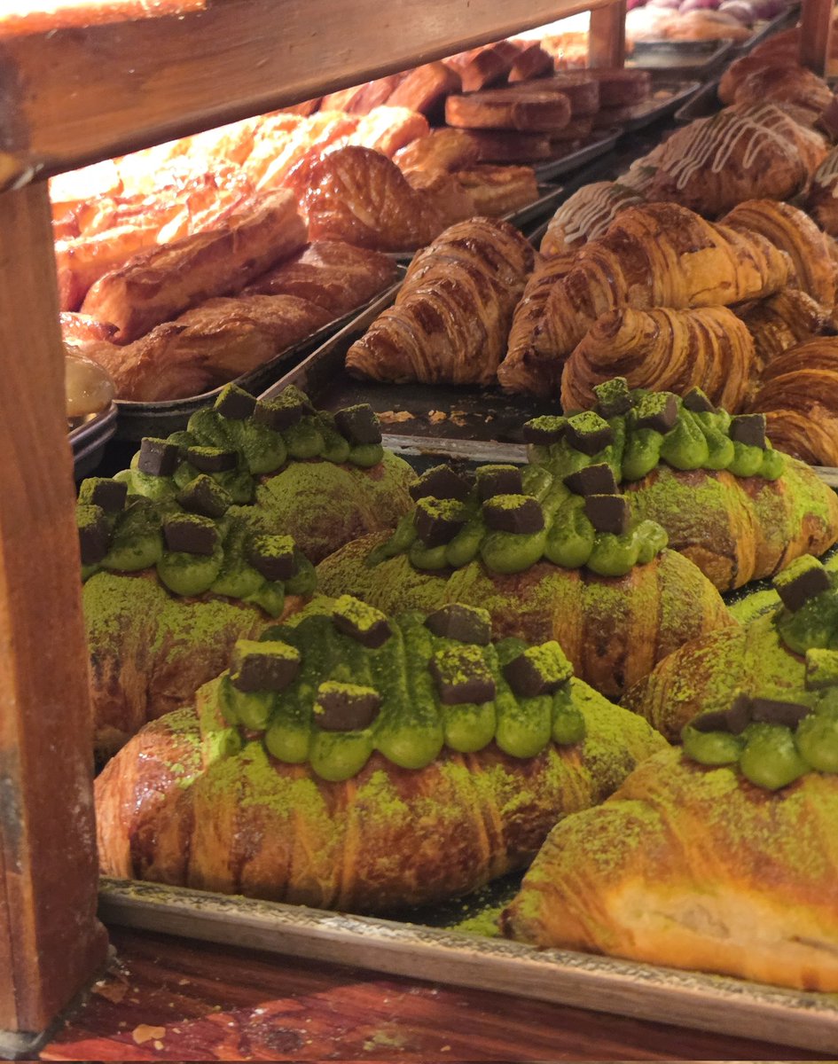 연휴에 성심당 가서 말차 크로와상 먹었는데 
얘 크림이 진짜 미친놈이라(p) 말차튀소가 너무 기대됨... 오직 이것때문에 대전 또 가고 싶어ㅠ
많이 안달고 성심당 특유 우유크림에 말차맛이 진하게 나서 겉면에도 안에도 크림이 꽉 차있는데도 1도 안물리고 순식간에 다 먹음