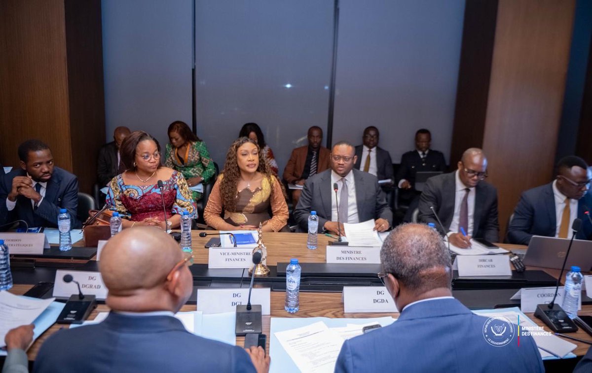 Ministère des Finances, RDC (@financesrdc) on Twitter photo Recap |. 09.10.2025
Le Ministre des Finances, Doudou Fwamba <a href="/LikundeR/">Doudou R. FWAMBA LIKUNDE</a> Li-Botayi, a présidé, dans la soirée du 9 octobre, une importante réunion de mobilisation des recettes à laquelle ont pris part les responsables des régies financières (DGI, DGDA et DGRAD) ainsi que les Recap |. 09.10.2025
Le Ministre des Finances, Doudou Fwamba <a href="/LikundeR/">Doudou R. FWAMBA LIKUNDE</a> Li-Botayi, a présidé, dans la soirée du 9 octobre, une importante réunion de mobilisation des recettes à laquelle ont pris part les responsables des régies financières (DGI, DGDA et DGRAD) ainsi que les