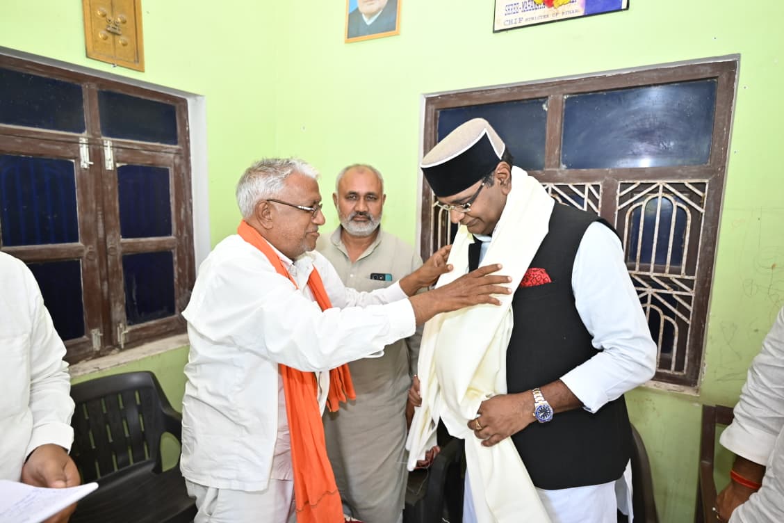 VishvasSarang's tweet photo. आज बिहार में महाराजगंज लोकसभा क्षेत्र अंतर्गत महाराजगंज विधानसभा के पटेड़ा शक्ति केंद्र स्थित पूर्व मुख्यमंत्री स्वर्गीय श्री महामाया प्रसाद सिन्हा जी के निवास पर महाराजगंज पूर्वी मंडल के प्रमुख कार्यकर्ताओं की बैठक लेकर संगठन के विस्तार, बूथ सशक्तिकरण और आगामी चुनाव की रणनीतिक तैयारियों पर विस्तारपूर्वक चर्चा की।

इस अवसर पर सीवान जिला अध्यक्ष श्री रंजीत प्रसाद जी, सारण जिला प्रभारी श्री प्रवीण यादव जी, विधानसभा विस्तारक श्री आर्यन अग्निहोत्री जी, विधानसभा प्रभारी श्री जितेंद्र सिंह जी, मंडल अध्यक्ष श्री शेषनाथ सिंह जी सहित बड़ी संख्या में कार्यकर्ता उपस्थित रहे।