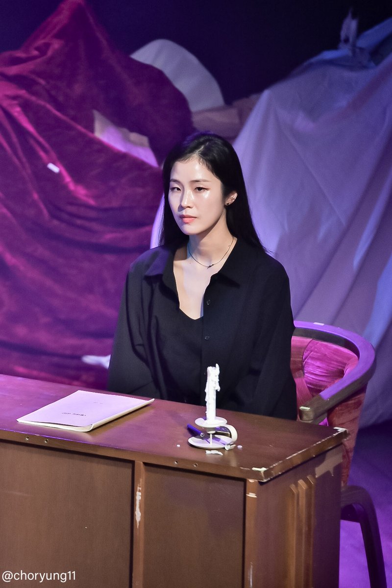 [20251011]
암전 - 황야의 이리 5시공 커튼콜
임찬민, 랑연 배우님
나름 어두운 분위기의 극이긴 한데 두 분 다 뭔가 뾰동해 보이는 표정이라 귀여워 보이는데 제가 맞게 보고 있는 거 맞겠죠?