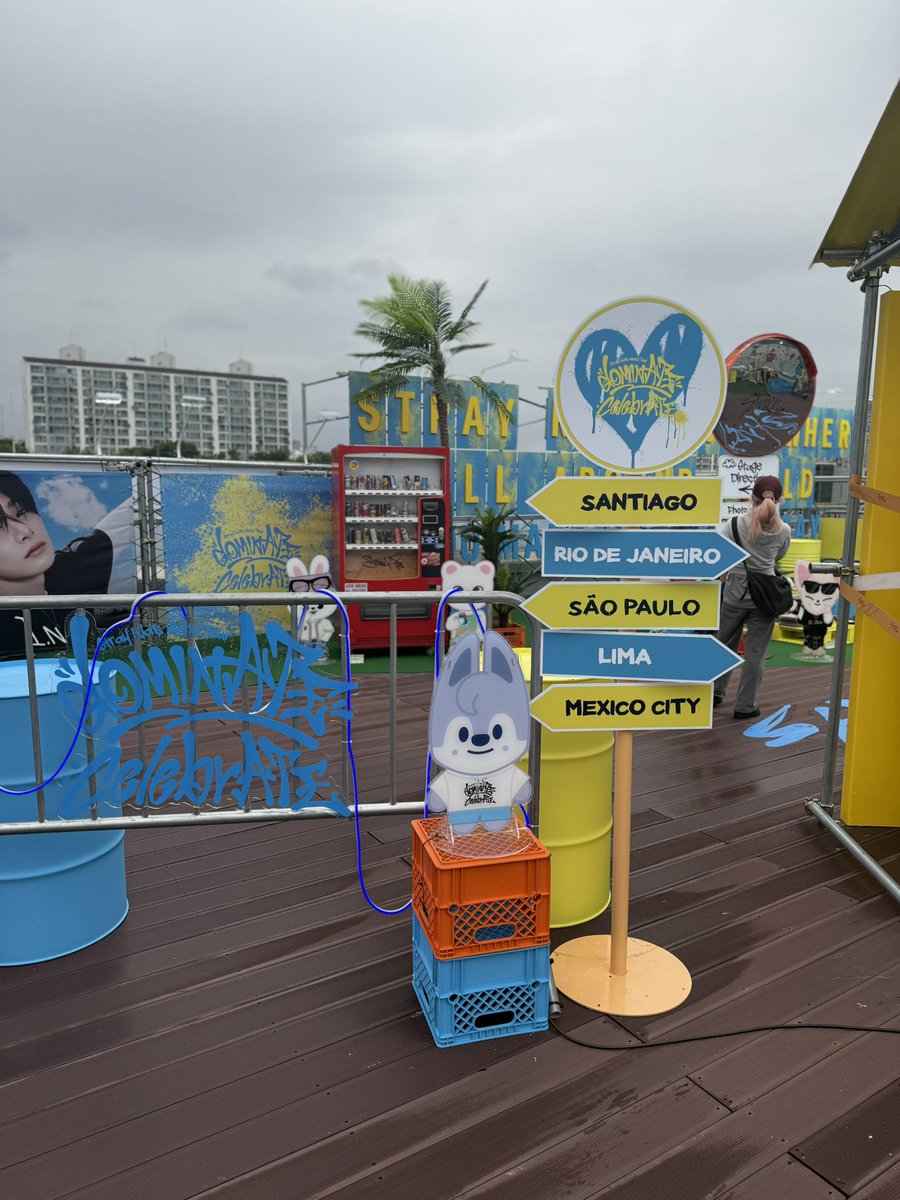 StrayKidsBrasil's tweet image. 「 #INFO • 11.10.25 」
QUE SAUDADE! Plaquinhas com o nome do Rio de Janeiro e São Paulo estão na decoração da Pop-up Store da dominATE : celebrATE na Coreia 😭🇧🇷

@Stray_Kids #StrayKids #스트레이키즈