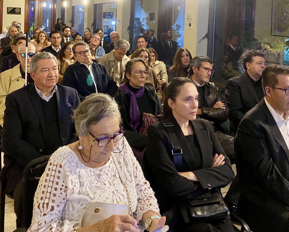 josepina1203's tweet photo. La ⁦@ASEM_SRE⁩ realizó merecido homenaje póstumo a nuestro apreciado colaborador, amigo y compañero Rafael Montoya, diplomático excepcional y digno representante del Servicio Exterior Mexicano (SEM), a quien siempre tendremos presente en nuestra memoria. QEPD el gran Rafa!! https://t.co/mh84E6Rdrr