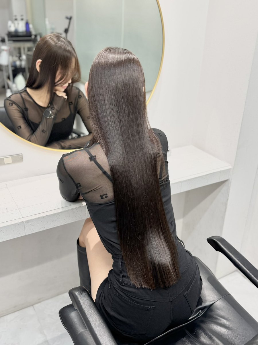 スーパーロングヘアも最高だけど後ろから見た時のくびれにも注目だぞ