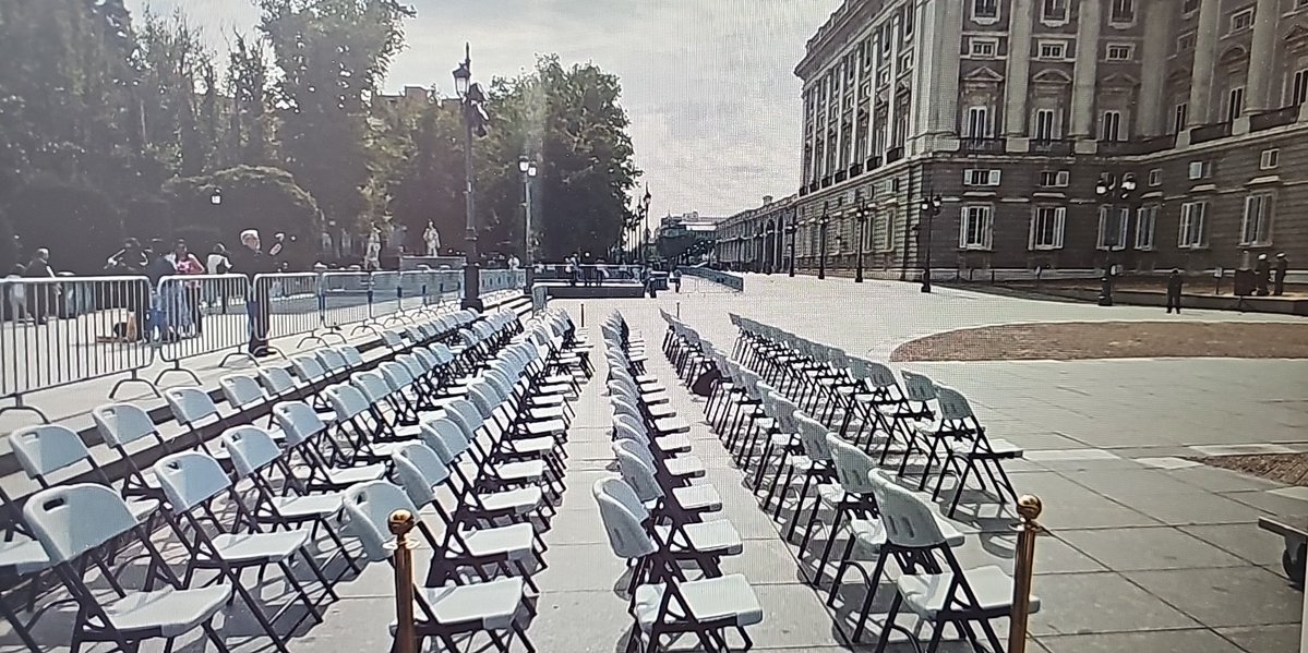 #FelizSábado Y hoy trabajando, ilusionado y con ganas, hoy #EncuentroMúsicaMilitar para celebrar el Día de la Fiesta Nacional junto a todos!!! Hoy frente al Palacio Real música militar para todos, nuestra historia, nuestras tradiciones 🫡🫡🫡🇪🇦🇪🇦🇪🇦#OrgullosodeserSoldado #EMAD