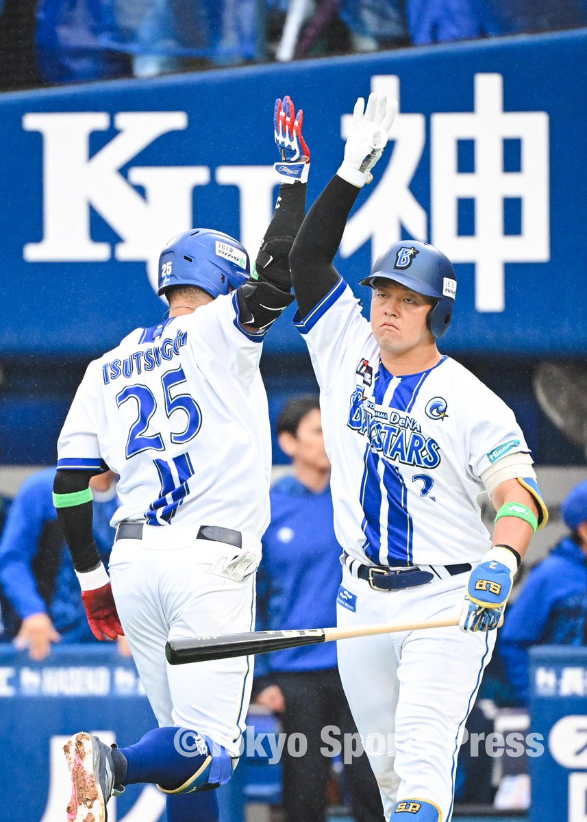 tospophoto's tweet image. 【プロ野球】2025/10/11

「2025 JERA クライマックスシリーズ セ」
ファーストステージ第１戦
 #DeNA X 巨人 

#筒香嘉智 #牧秀悟 

#baystars  #セcs #東スポ