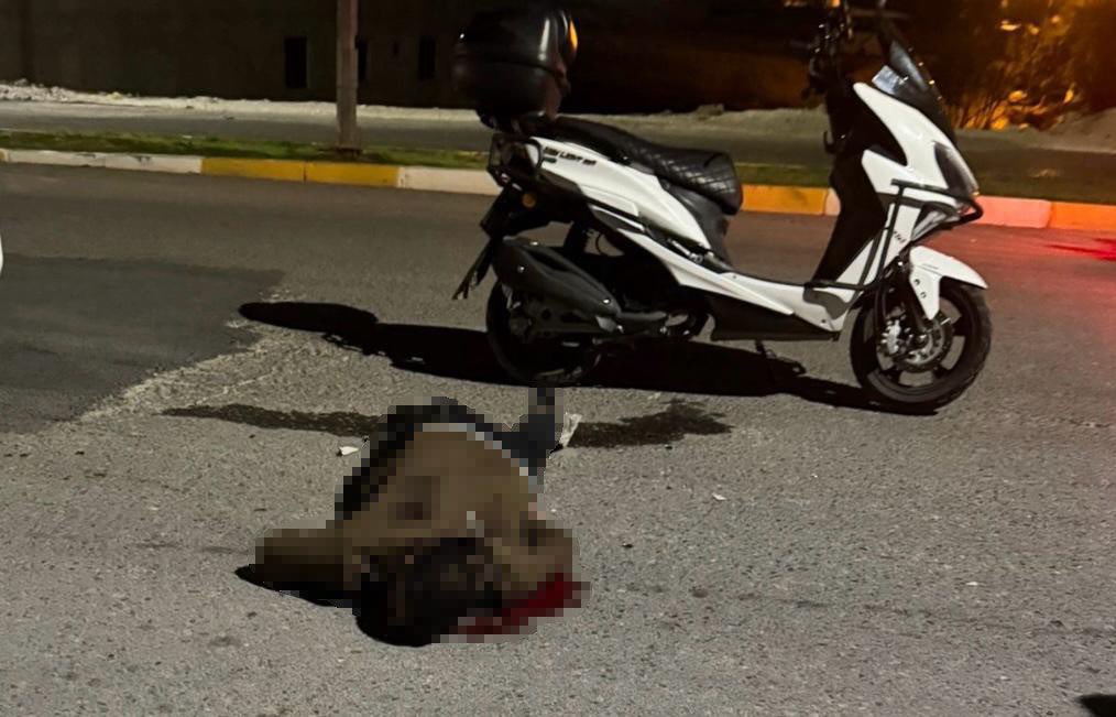 Şanlıurfa'da bıçaklı saldırıya uğrayan bir kişi, sırtındaki bıçakla motosikletine binerek hastaneye yetişmeye çalışırken yolda hayatını kaybetti.

( Hassas içerik )