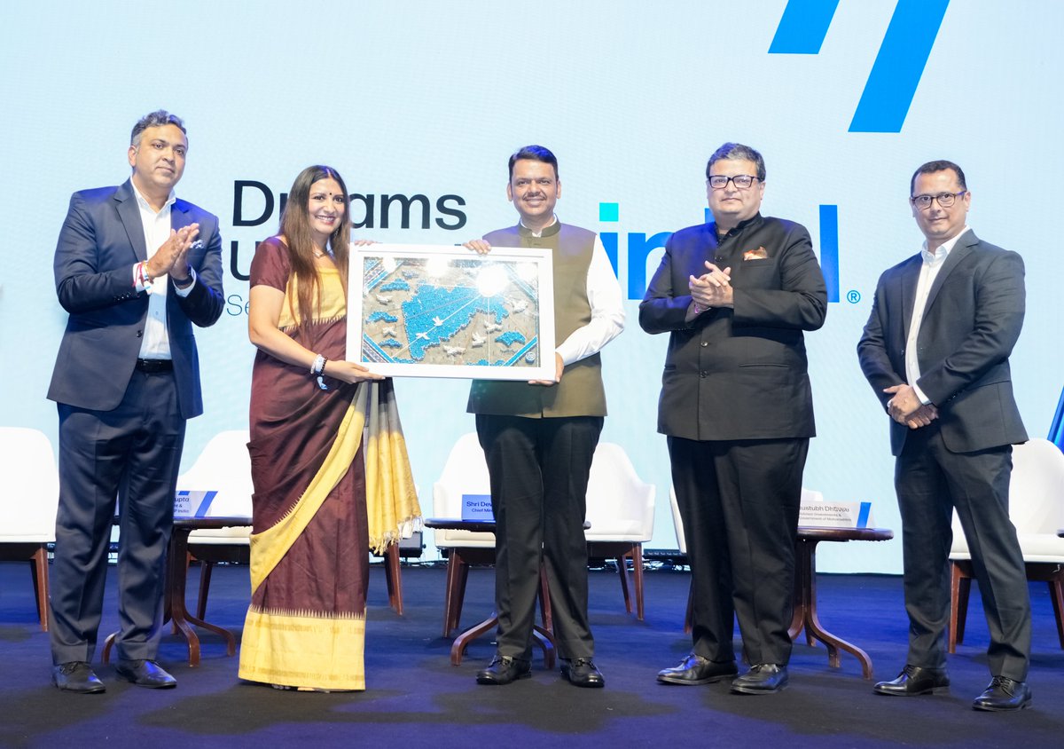CMOMaharashtra's tweet image. 🔸 Launch of &apos;HP Dreams Unlocked Season 1&apos; at the hands of CM Devendra Fadnavis.
🔸 मुख्यमंत्री देवेंद्र फडणवीस यांच्या हस्ते &apos;एचपी ड्रीम्स अनलॉक्ड सीझन 1&apos;चे उदघाटन. 
🔸 मुख्यमंत्री देवेंद्र फडणवीस इनके करकमलों से ‘एचपी ड्रीम्स अनलॉक्ड सीजन 1&apos; का उदघाटन।

🕦 11.30am |…