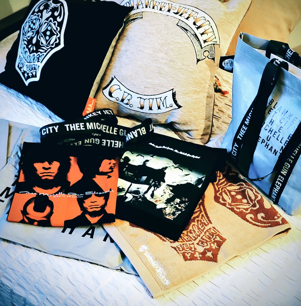 VIWA_Lychee's tweet image. BLANKEY JET CITY×THEEMICHELLE GUN ELEPHANT POP-UP STORE

大阪2日目…大盛況 !!!!
初っ端
チバユウスケ氏の直筆観て泣きかけた

14時頃ガチャ完売🥲
欲しかったBJC・ハンカチ完売
ミッシェルのTシャツ×2とBJCタオル
ショッパー2種買えた

#BJC_TMGE
#BLANKEYJETCITY 
#ミッシェルガンエレファント