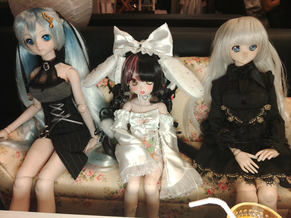 な：ハッピーハロウィン🎃だよ
雪：ハロウィンメニューも美味しそう♪
恵：お菓子ももろうたで
#レオノール #岡山ドールカフェ