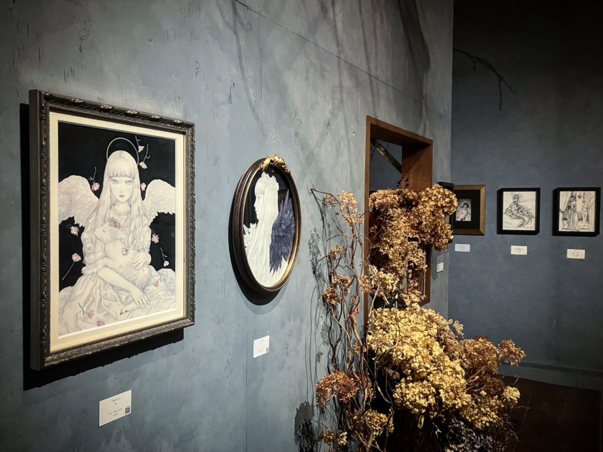 公募グループ展『 秋桜の舞う空に 』7日目もご来廊誠に有難うございました。

最終日の明日は17:00にて閉幕となりますのでご注意下さい。
儚く消えてしまうこの空間で残り僅かな時間をお過ごし頂けましたら幸いです。
最後までどうぞ宜しくお願い致します。

---------------------------

gallery