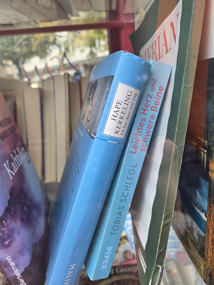 <a href="/TobiSchlegl/">Tobias Schlegl</a> Legt man eins (Deins) in den Bücherschrank, winkt der Hape.. ich überleg mir das nochmal mit dem Jakobsweg ;-). Wahrscheinlich wird es eher der Olavsweg in Norwegen. Schwupps weg ist Deins.. 👋