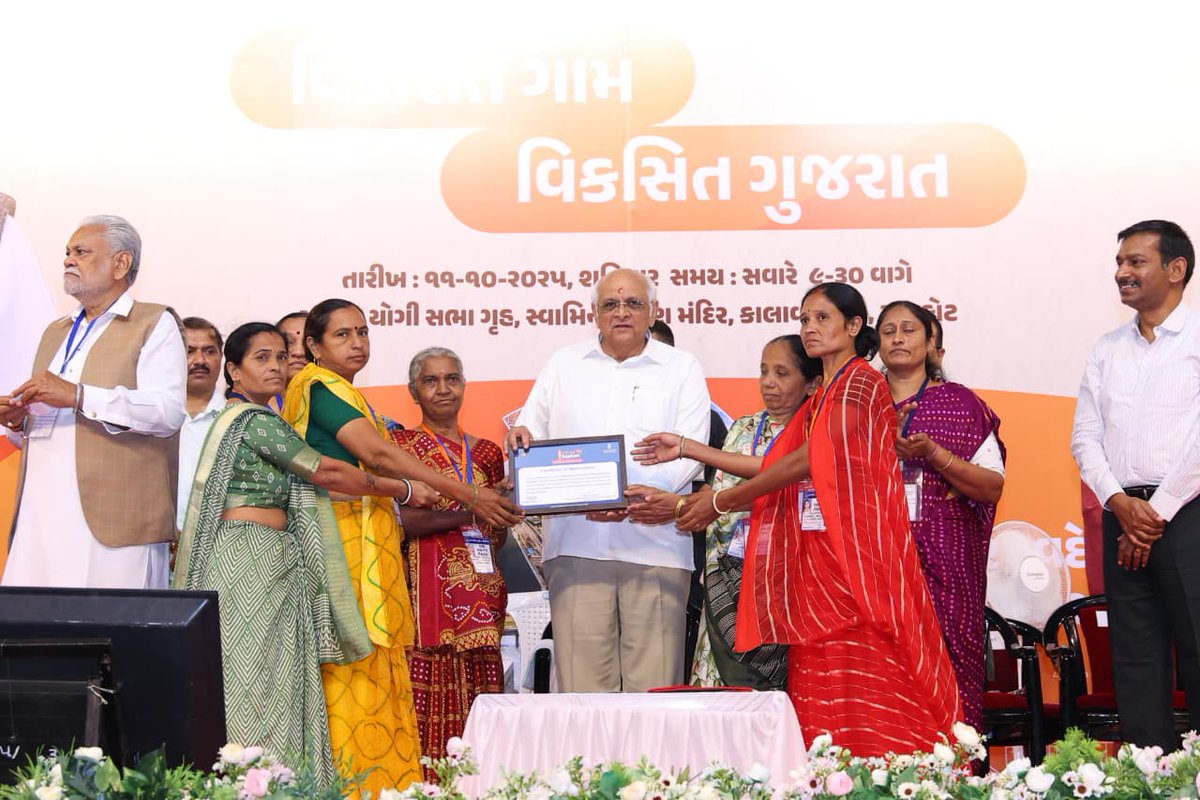 આ અવસરે, 'સ્વચ્છતા હી સેવા' અંતર્ગત શ્રેષ્ઠ કામગીરી કરનાર સરકારી સંસ્થાઓ તેમજ લખપતિ દીદી યોજના હેઠળ શ્રેષ્ઠ કામગીરી કરનાર સ્વ-સહાય જૂથોની બહેનોનું સન્માન કર્યું. 

#VikasSaptah2025