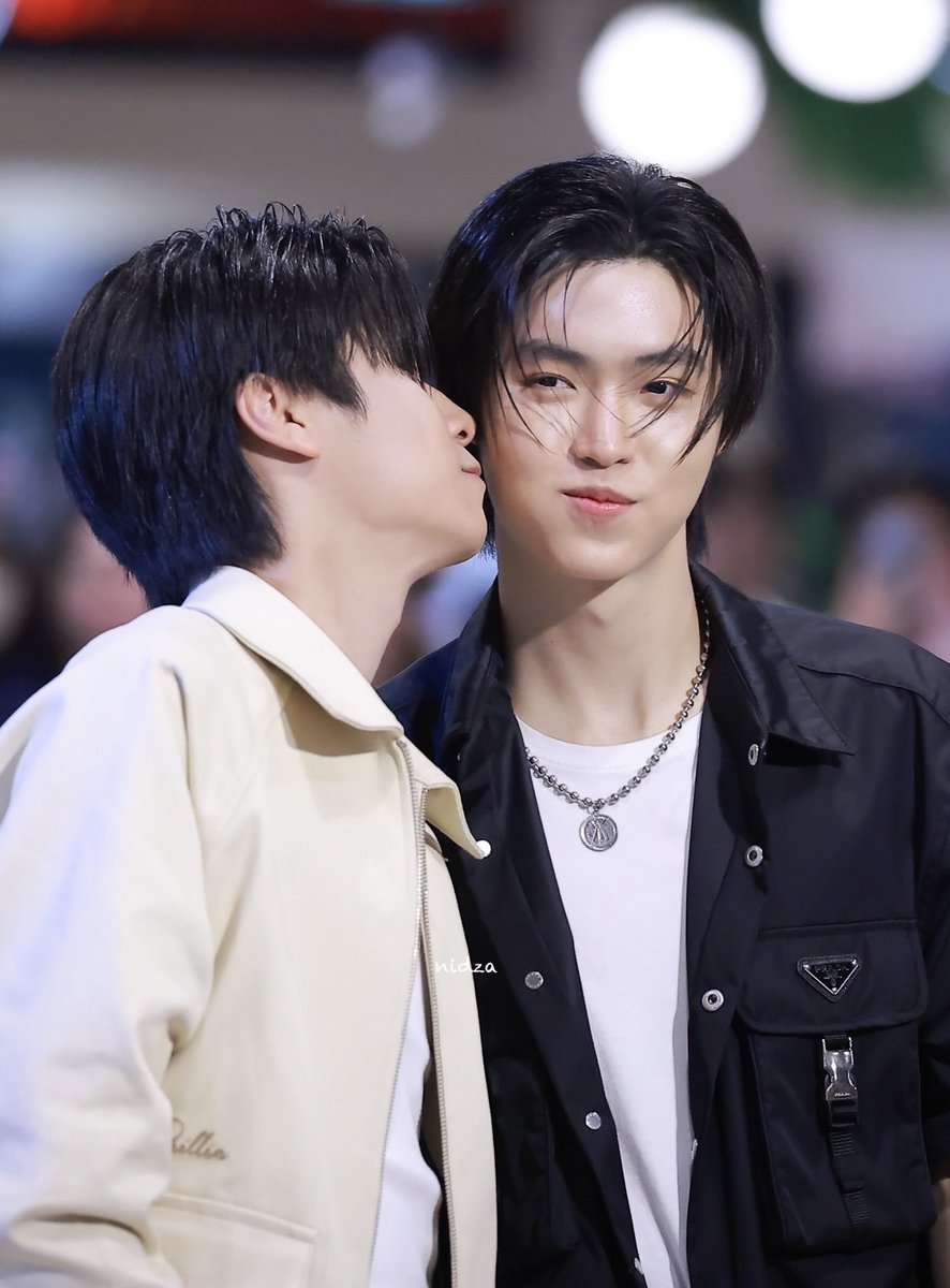 NIDZA7822's tweet image. เพื่อนแบบใด😭🥹🥹🥹🥹 

LUKEMICK FIRST FANSIGN

#GMMTVFANIVALXLukeMick
#LukeMick
#lukeso_ #mickmetas