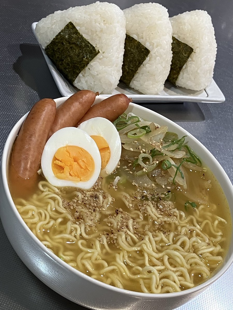 sense_kabu's tweet image. 今日はサッポロ一番塩カレーラーメン&amp;amp;おにぎりセットを食べました。おいしかったです。