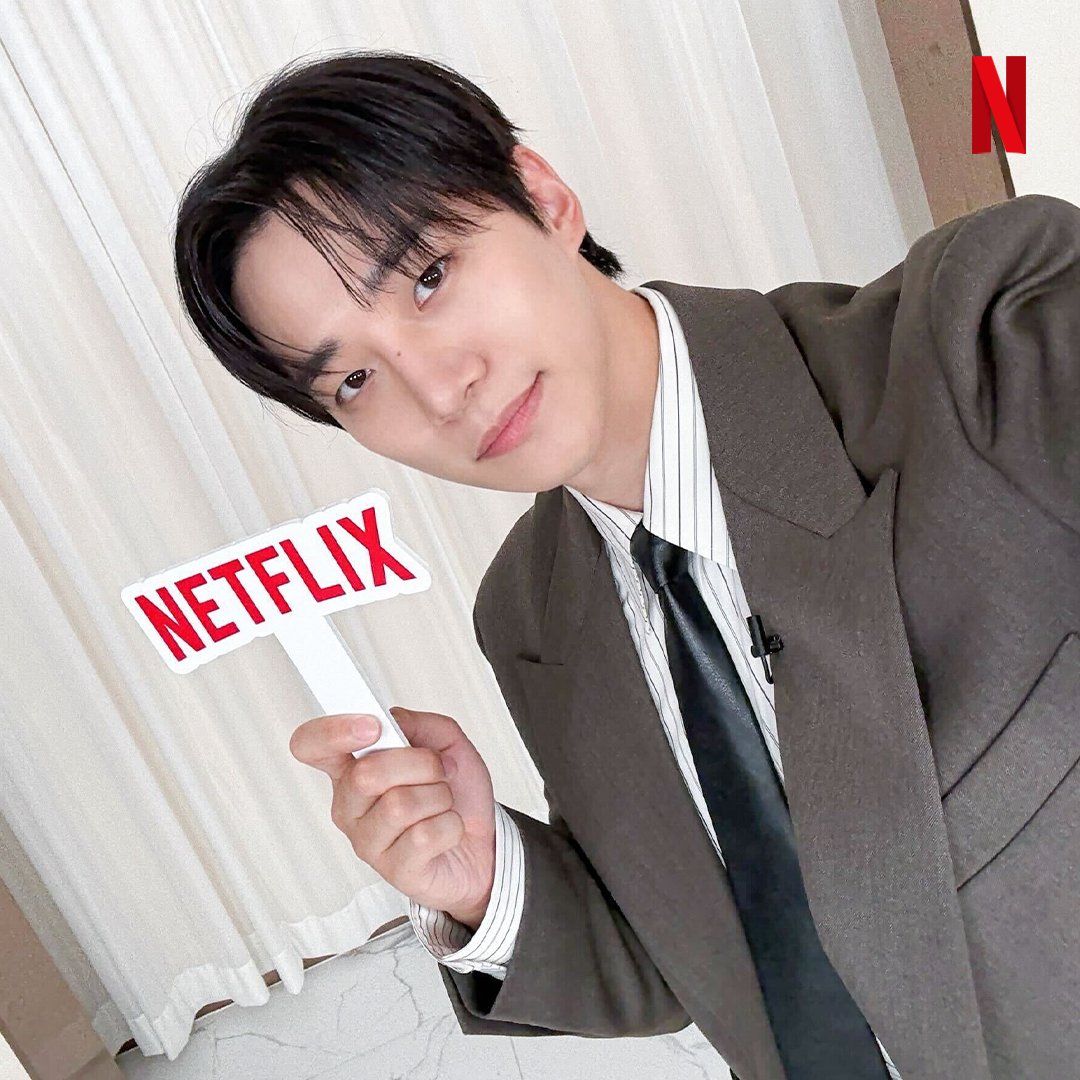 NetflixKR's tweet image. [금일 업무 보고] 이준호 넷플릭스 출근 완료 🏢

&amp;lt;태풍상사&amp;gt;, 지금 넷플릭스에서 절찬 스트리밍 중.