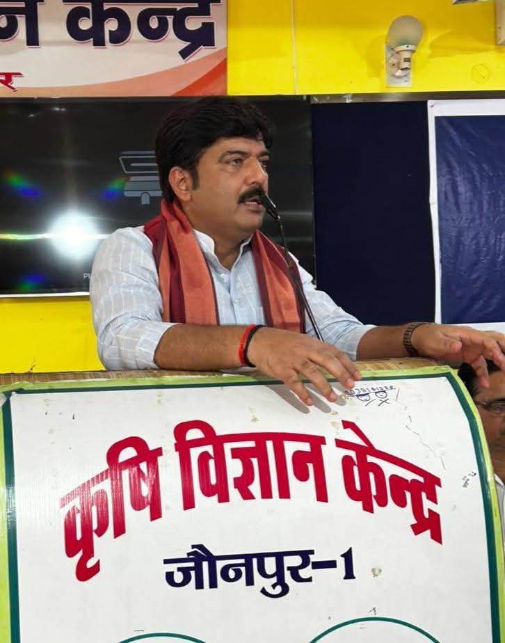 MLCBrijeshSingh's tweet image. आज माननीय प्रधानमंत्री जी द्वारा देश की आत्मनिर्भरता के लिए, किसानों के कल्याण के लिए दो महत्वपूर्ण योजनाओं की शुरुआत की गयी। 

पहली, पीएम धन धान्य कृषि योजना और दूसरी, दलहन आत्मनिर्भरता मिशन।
इस कार्यक्रम को कृषि विज्ञान केन्द्र बक्सा के सभागार में जनपद के अन्नदाता किसानों के…