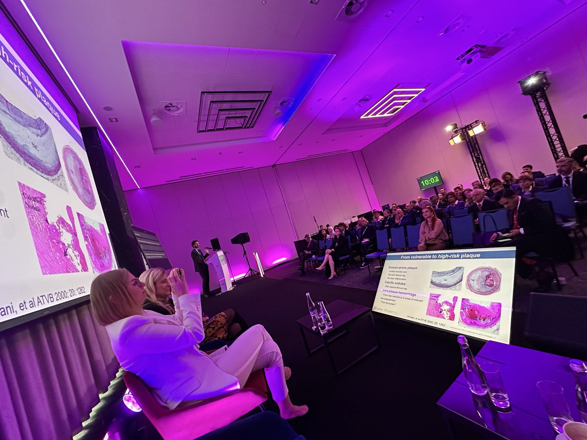biljana_parapid's tweet image. And #TwitterFamily keeps tweeting for #CardioX formerly known as #CardioTwitter as @saia_francesco stresses the importance of #VulnerablePlaque for #cvPrevInterv with quintessential Virmani, @AlokeFinn &amp;amp; entire @CVPath_Md team. 🤩

@mirvatalasnag @mmamas1973 @EkateriniL @Hragy