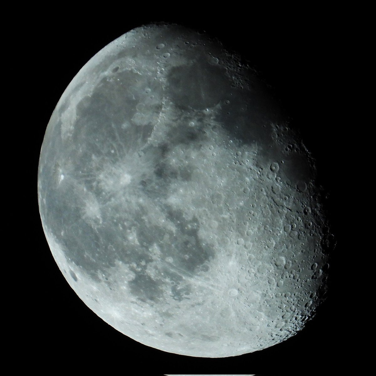 FunkyAppleTree's tweet image. Last night&apos;s quick moon before bed, waning gibbously at 79% @StormHour @ThePhotoHour 🌖