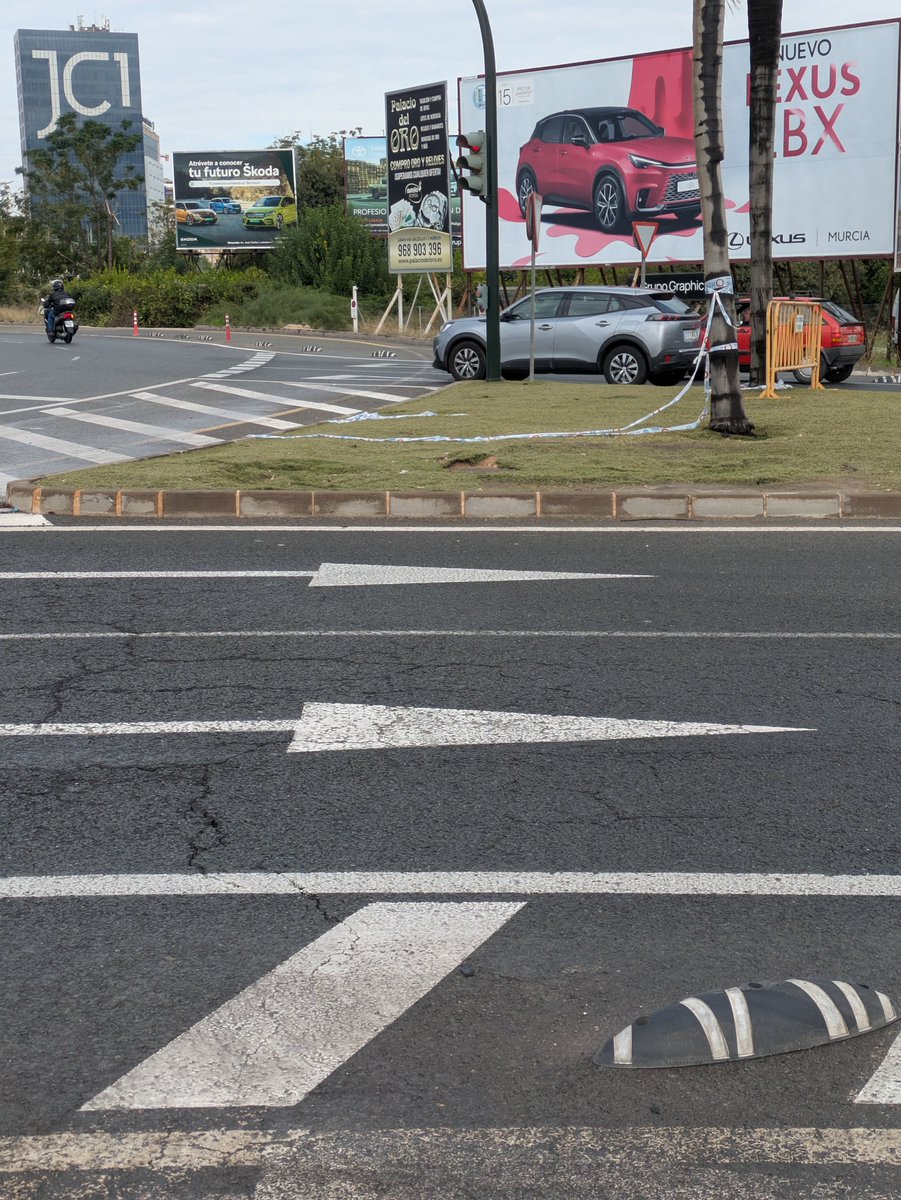 La desidia de una ciudad se muestra siempre en los pequeños detalles. Restos del último corte de avenida por temporal, hace 3 semanas. Promoviendo la teoría de la ventana rota desde las instituciones <a href="/AytoMurcia/">Ayuntamiento de Murcia</a>