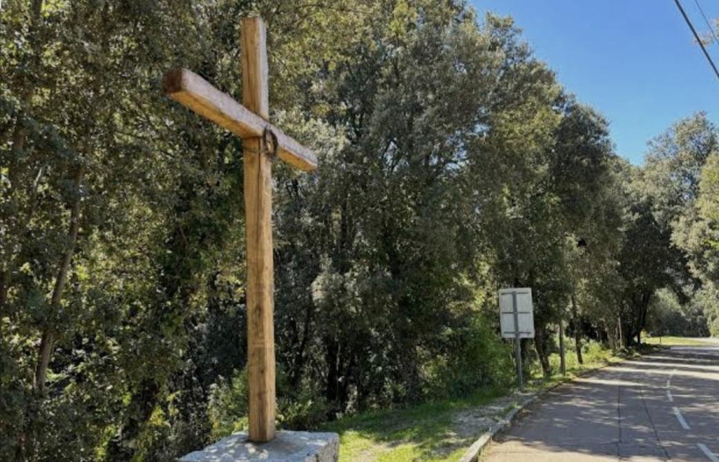 La croix n'est pas seulement un symbole de foi, qui relève de l'intime. Elle dit l'héritage dont nous sommes dépositaires. Si le respect de la loi fonde l'état de droit, le respect d'une loi absurde confine à l'absurdité. 
Il faut donc changer la loi et non la croix d'endroit.