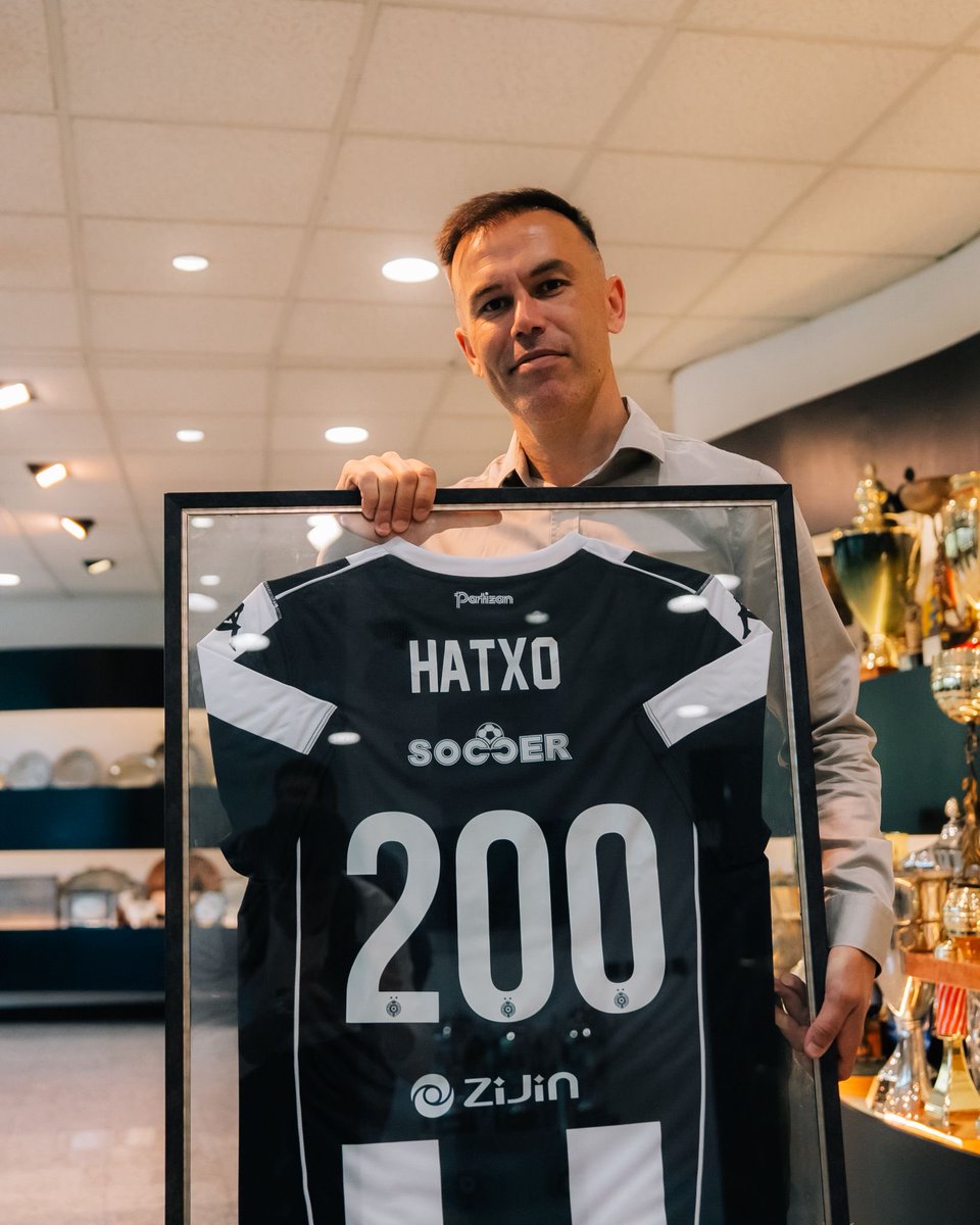 🤝🏻 Potpredsednik Fudbalskog kluba Partizan – Predrag Mijatović uručio je dres Bibarsu Nathu za upisanih 200 nastupa u prvenstvenim utakmicama!