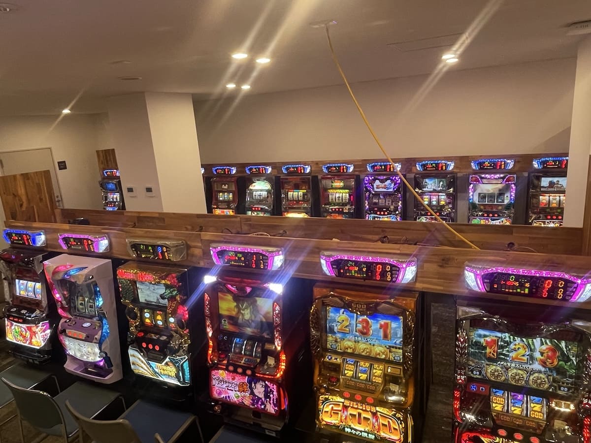 livedoornews's tweet image. 【圧巻】宿泊客なら誰でも無料、温泉旅館にパチスロルーム現る 石川
news.livedoor.com/article/detail…
七尾市の旅館「はまづる」には、42台稼働しているパチスロルームが存在している。しかし、宿泊客はパチスロをしない一般層が多いため、公式HPやチェックイン時にパチスロルームの説明はしていないという。