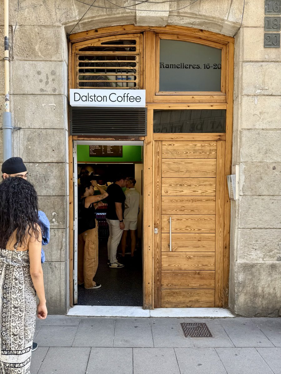 rdespressolab's tweet image. バルセロナカタルーニャ広場の近くの
Dalston Coffee
朝のバッチブリューを頂きます！