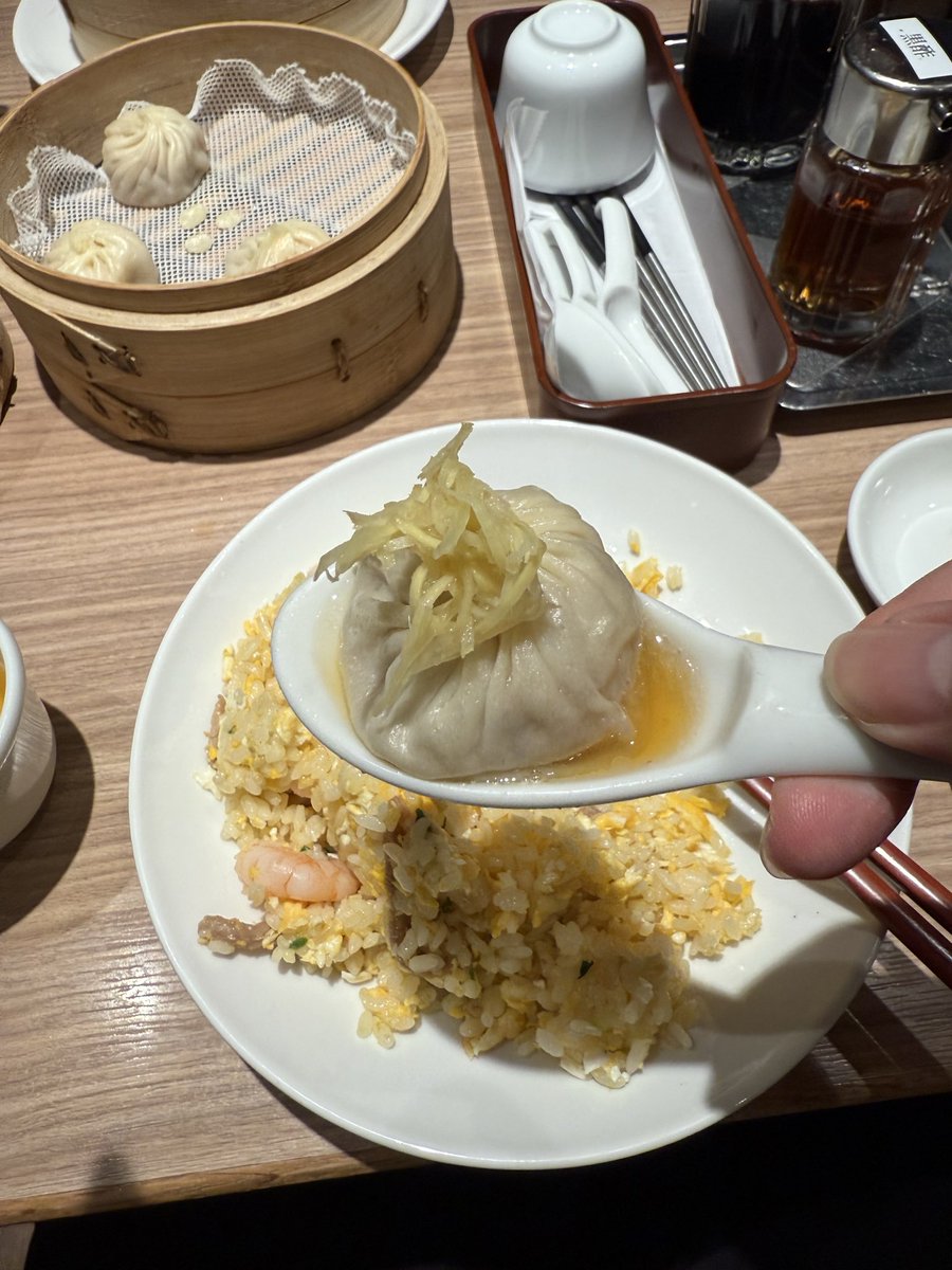 続いてメインの小籠包です(o^^o)レンゲの上に1つ取り皮を破いて餡を出してから生姜を乗せて頂きます╰(*´︶`*)╯♡