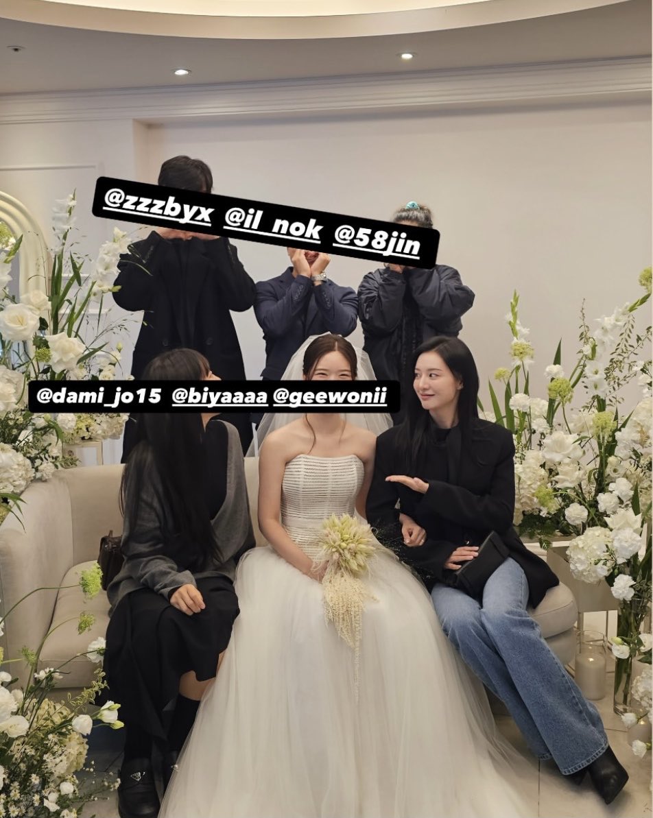 Kim jiwon's look at her MUA's wedding today looking effortlessly classy with a touch of charm 💖