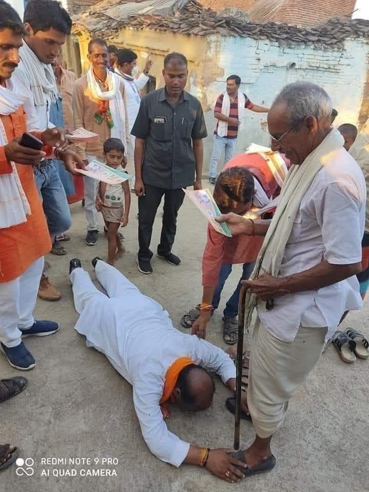 IndexBihar's tweet image. बिहार में दो चरणों में चुनाव होंगे।
पहला नेता जी आपके चरण में होंगे।
दूसरा आप नेता जी के चरण में होंगे।