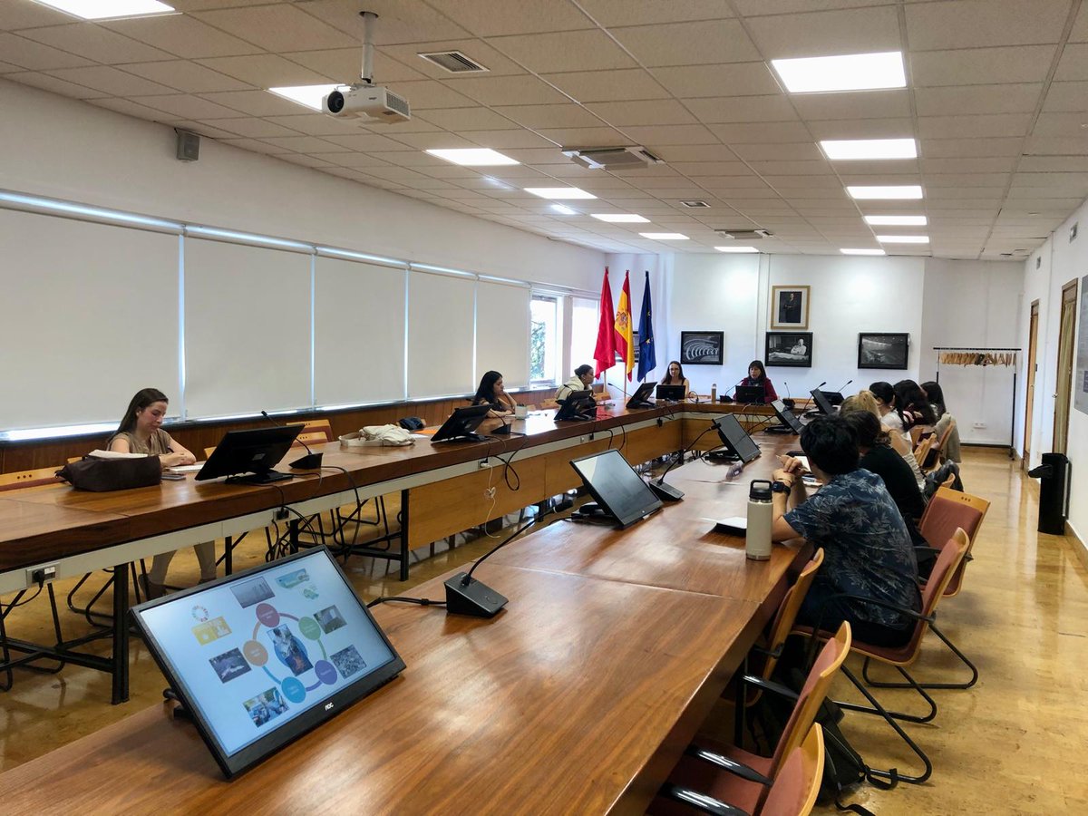Esta semana visitamos el Instituto de Ciencias de la Construcción Eduardo Torroja 🏗️

📌 Materiales termocrómicos y superfríos — con Gloria Pérez Álvarez-Quiñonez
📌 Materiales fotocatalíticos — con Andrea Martínez Topete
🔬 Sesión práctica en laboratorio

#25añosMAYAB